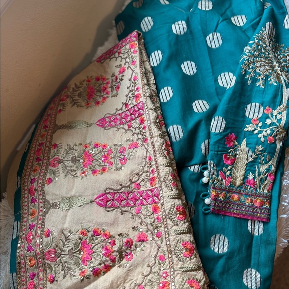 Gorgeous Ethinic 2 pc semi formal - Picture 1 of 4